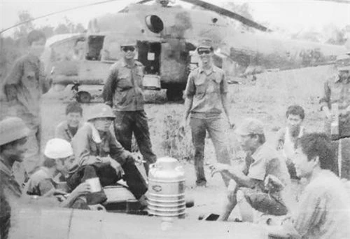 Trực thăng Mi-24A số hiệu 7435 được Trung đoàn không quân 916 thử nghiệm với rocket Hydra 70 ở trường bắn Mây Tàu, Đồng Nai năm 1981. Ảnh: Quân đội nhân dân.