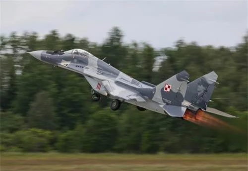 Năm 1985, không quân Syria bắt đầu biên chế tiêm kích MiG-29 do Liên Xô chế tạo. Việc quốc gia đối địch sở hữu tiêm kích hiện đại hàng đầu thế giới khi đó thúc đẩy Israel quốc gia luôn có hiềm khích với Syria tìm phương án đối phó để duy trì ưu thế chiến trường.