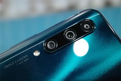 Huawei Enjoy 10 Plus được trang bị 3 camera sau. Trong đó, cảm biến chính 48 MP, khẩu độ f/1.8 cho khả năng lấy nét theo pha. Ống kính siêu rộng 8 MP, f/2.4, cảm biến thứ ba 2 MP, f/2.4 giúp chụp ảnh xóa phông. Máy ảnh selfie pop-up 16 MP, f/2.2. 