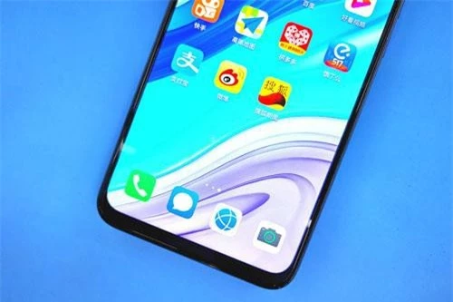 Viên pin của máy có dung lượng 4.000 mAh nhưng không được tích hợp sạc nhanh.