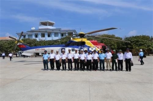 Theo nhà sản xuất, EC225 Super Puma MK II+ được thiết kế để thực hiện các nhiệm vụ bay biển. Nó được trang bị hệ thống điện tử hàng không hiện đại, đạt tầm bay xa, có thể chở 19-24 người hoặc hàng hóa. Nhìn chung, EC225 sẽ tham gia chủ yếu vai trò vận tải, tìm kiếm cứu hộ cứu nạn trong Không quân Hải quân Việt Nam. Ảnh: Báo Hải quân