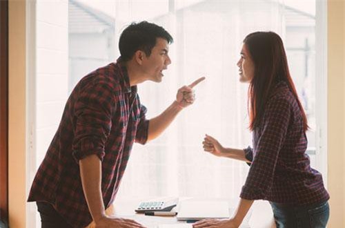 Em trai tôi vừa đến chơi, chồng đã lôi tuột con vào phòng để dặn dò, tối ấy nghe con kể lại mà tôi muốn tăng xông