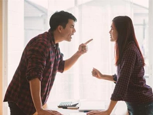 Em trai tôi vừa đến chơi, chồng đã lôi tuột con vào phòng để dặn dò, tối ấy nghe con kể lại mà tôi muốn tăng xông