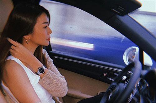 Đăng ảnh ngồi trong xế hộp tiền tỷ cực sang chảnh nhưng siêu mẫu Thanh Hằng lại phạm một lỗi cực lớn khi lái xe