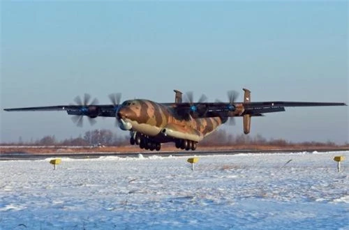  Theo Military-Today, An-22 Antei (NATO định danh là Cock – con gà trống) là máy bay vận tải chiến lược hạng nặng do Cục thiết kế Antonov nghiên cứu, thiết kế, phát triển và được đưa vào phục vụ trong Không quân Liên Xô từ năm 1967. Ảnh: English Russia