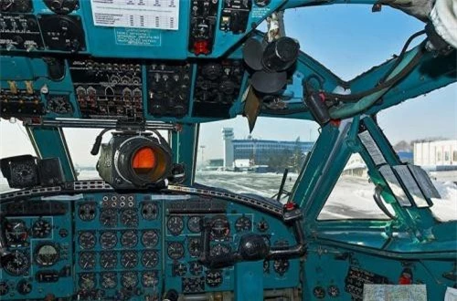 Cận cảnh buồng lái “lạc hậu” của chiếc vận tải cơ khổng lồ An-22. Ảnh: English Russia