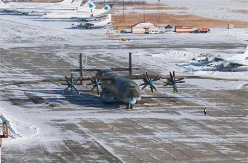 Tuy có kích thước lớn, nhưng An-22 có khả năng cất cánh từ đường băng dã chiến cự ly ngắn, không cần chuẩn bị. Ảnh: English Russia