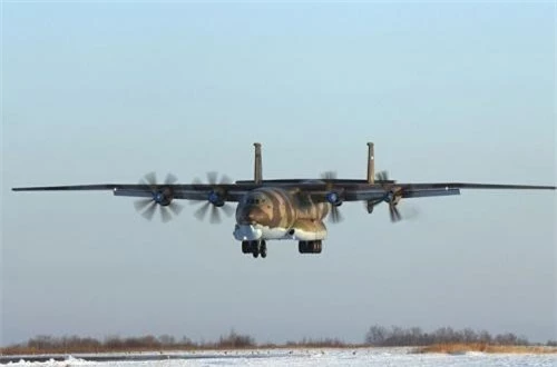 Trong 10 năm sản xuất (1966-1976), chỉ có 68 chiếc được chế tạo và ngày nay còn khoảng 7 chiếc hoạt động trong Không quân Nga và hãng hàng không Antonov Airlines (Ukraine). Trong ảnh là một chiếc An-22 của Không quân Nga đang thực hiện nhiệm vụ chở hàng. Ảnh: English Russia