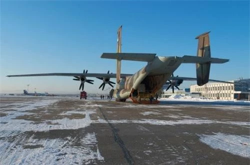 An-22 được thiết kế khung thân mở rộng từ mẫu An-12, trang bị cánh đuôi kép giúp nó tận dụng tốt hơn khả năng động cơ, giảm các hạn chế độ cao trong nhà chứa. Ảnh: English Russia