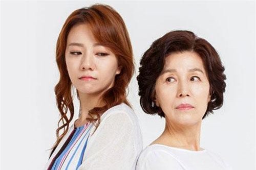 Con dâu chửa trước, mẹ chồng bắt đi bằng cổng sau, nàng dâu vẫn bình tĩnh hỏi lại 1 câu khiến bà im lặng