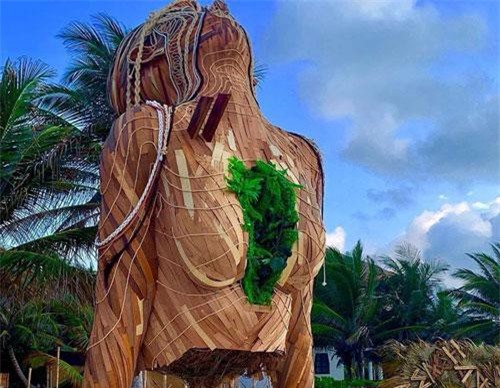 Resort ma mị với hình nhân gỗ khổng lồ tại thị trấn cổ ở Mexico