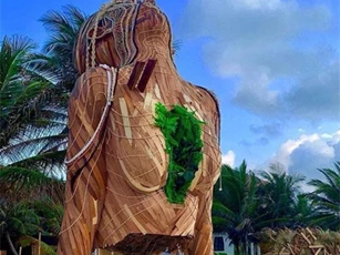 Resort ma mị với hình nhân gỗ khổng lồ tại thị trấn cổ ở Mexico