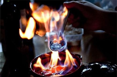 Bí ẩn vùng đất nơi người dân uống “lửa xanh” để xua tan tội lỗi