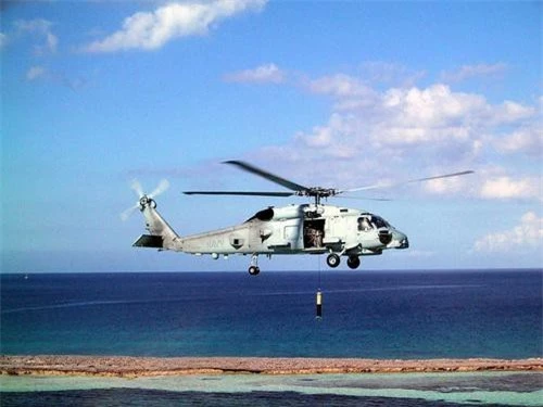 Trực thăng MH-60R Seahawk đang thực hiện thao tác thả thiết bị định vị thủy âm săn tìm tàu ngầm. Ảnh: Naval Today.