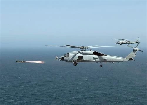 Trực thăng MH-60R Seahwak bắn tên lửa AGM-114 Hellfire. Ảnh: Naval Today.