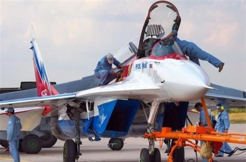 Theo Wikipedia, MiG-29OVT (NATO định danh là Fulcrum F) lần đầu xuất hiện tại triển lãm hàng không MAKS 2001 tổ chức tại Moscow, Nga. Đây là mẫu sửa đổi từ biến thể nâng cấp MiG-29M, với việc trang bị động cơ có kiểm soát véc tơ lực đẩy và hệ thống điều khiển fly-by-wire. Ảnh: Airliners.net