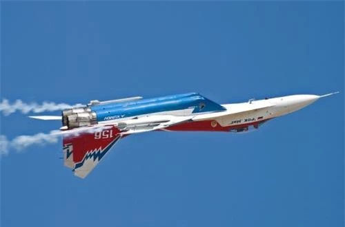 MiG-29OVT thao diễn nhào lộn tại triển lãm hàng không. Ảnh: Airliners.net