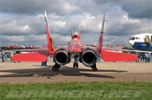 MiG-29OVT trang bị 2 động cơ tuốc bin phản lực RD-33 trang bị miệng vòi phun do Klimov thiết kế cho phép quay mọi hướng, giúp lực đẩy véc tơ có thể lệch mọi hướng theo thiết kế. Ảnh: Airliners.net