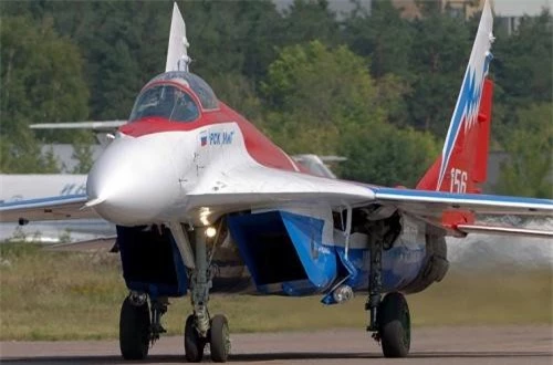 Ngoại trừ việc thay động cơ mới với miệng vòi phun đặc biệt thì chiếc MiG-29OVT không có điểm khác biệt nào khác về hình dáng so với các mẫu trước đó. Ảnh: Airlines.net