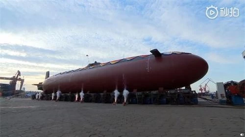 Tàu ngầm mini thế hệ mới của Hải quân Trung Quốc vừa được hạ thủy. Ảnh Sina.