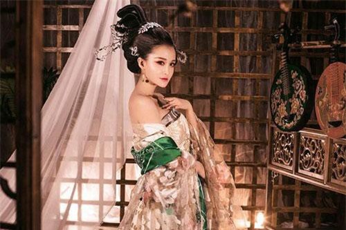 Mỹ nhân khuynh thành nhưng lại chịu nỗi nhục nhã không ngờ vì thú bệnh hoạn của Hoàng đế