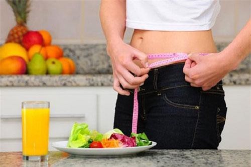 Uống 1 cốc nước cam vào đúng giờ "vàng" này, vừa "đánh tan" mỡ bụng vừa thải độc hiệu quả