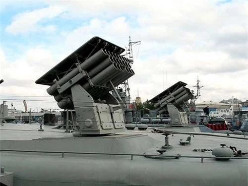 Tổ hợp pháo phản lực phóng loạt WM-18 Ogon lắp đặt trên tàu đổ bộ của Hải quân Nga. Ảnh: Sputnik.