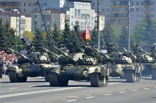 Xe tăng chiến đấu chủ lực T-72BV của Belarus trong một cuộc diễu binh. Ảnh: Sputnik.