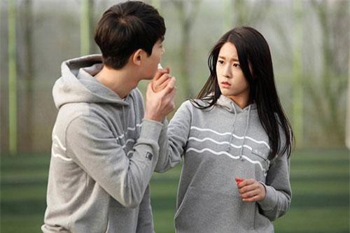 Được 2 anh tán tỉnh không biết chọn ai, bèn nghĩ kế để thử lòng, nào ngờ tối đó diễn ra cảnh không ngờ