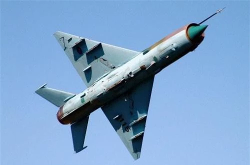  Thứ 3, tiêm kích đánh chặn MiG-21 huyền thoại thường sử dụng cho nhiệm vụ hộ tống đội hình cường kích. Ít nhất 21 chiếc bị bắn hạ và gặp tai nạn trong cuộc chiến. Ảnh: Wikipedia