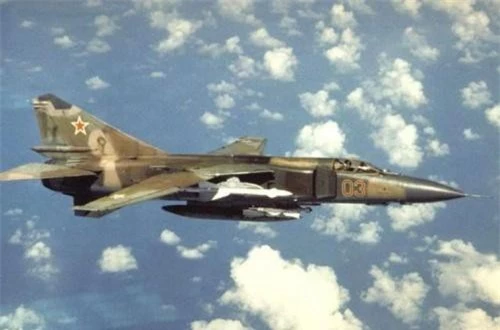 Thứ 4, tiêm kích đánh chặn cánh cụp cánh xòe MiG-23 được sử dụng với vai trò phòng không và cả tấn công mặt đất. 11 máy bay MiG-23 đã bị bắn hạ hoặc gặp sự cố trong cuộc chiến này. Ảnh: Wikipedia