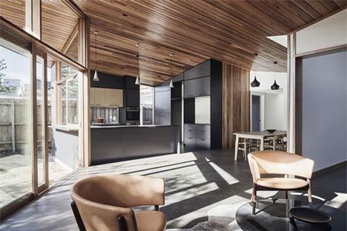 Cải tạo ngôi nhà nhỏ đổ nát trở thành không gian sống ấm cúng và hiện đại