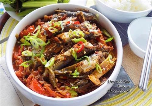 Cá trích kho cà chua rẻ tiền mà trôi cơm cho ngày mưa bão