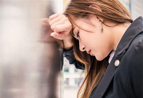 Tỉnh dậy sau khi ngã lên giường sếp, tôi vơ quần áo định bỏ chạy thì sếp ôm chặt và nói một câu làm mặt tôi đỏ bừng