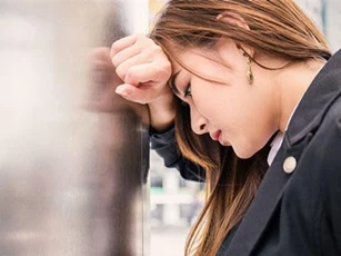 Tỉnh dậy sau khi ngã lên giường sếp, tôi vơ quần áo định bỏ chạy thì sếp ôm chặt và nói một câu làm mặt tôi đỏ bừng