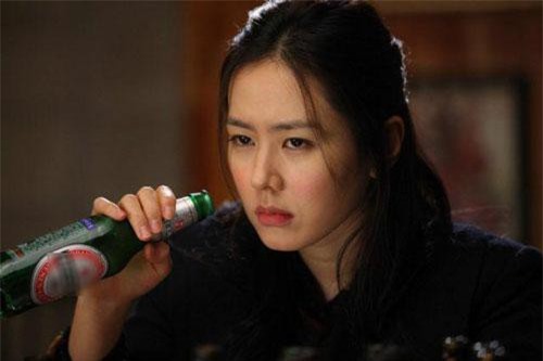 Chồng "bợm nhậu" bỗng cạch rượu tới già chỉ sau 1 lần vợ họp lớp về muộn