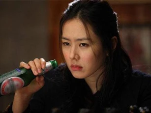 Chồng "bợm nhậu" bỗng cạch rượu tới già chỉ sau 1 lần vợ họp lớp về muộn