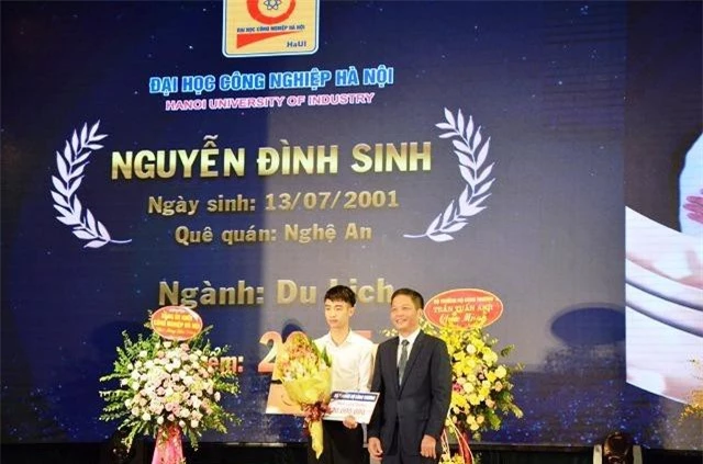 Bộ trưởng Trần Tuấn Anh trao tặng suất học bổng 20 triệu đồng cho tân sinh viên Nguyễn Đình Sinh - thủ khoa có điểm xét tuyển vào trường cao nhất (26,25 điểm)