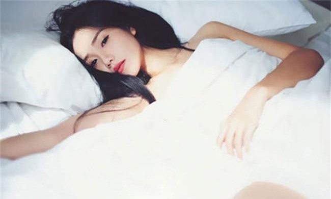 Đêm tân hôn vợ bị chồng ghẻ lạnh vì hành động “hư hỏng", nhưng biết sự thật chồng lại nghiện vợ không rời