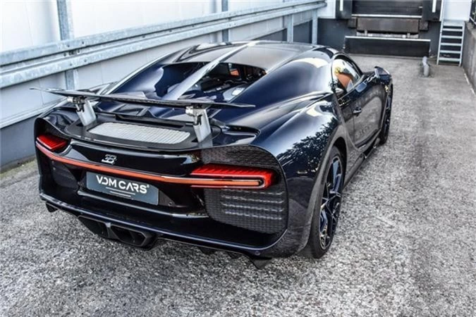 Chiếc siêu xe Bugatti Chiron trong bài được bàn giao đến tay chủ nhân vào năm ngoái trước khi người này bán lại cho đại lý siêu xe VDM Cars tại Gronau, Đức.