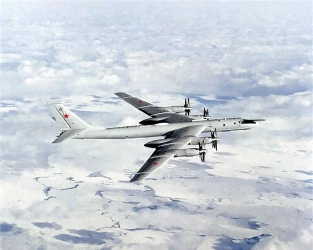 Chiem nguong do hoanh trang cua sieu co Tu-142 Khong quan An Do tung co-Hinh-4