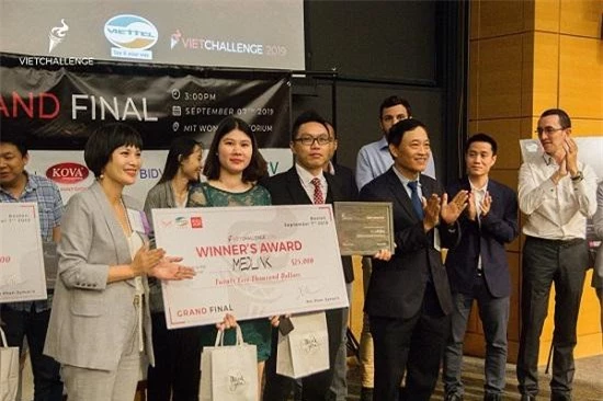 Thứ trưởng Trần Văn Tùng trao giải cho Medlink – startup vượt qua 400 dự án của người Việt trên toàn thế giới để vô địch Vietchallenge 2019