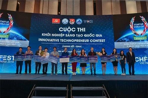 Các startup từ Techfest Vietnam 2018 đều đạt thành tích vang dội trên đấu trường quốc tế (Medlink – thứ tư từ phải qua, Abivin – thứ ba từ phải qua)