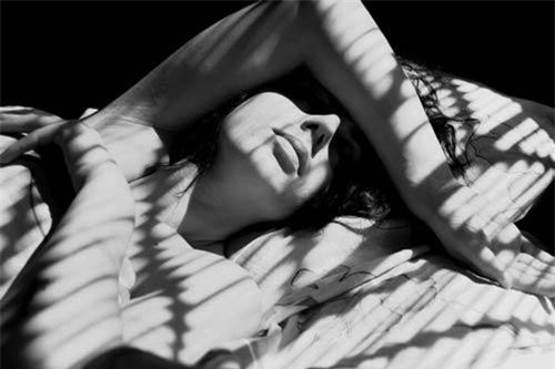 Vừa có người yêu mới, người yêu cũ bỗng xuất hiện đòi nối lại tình xưa