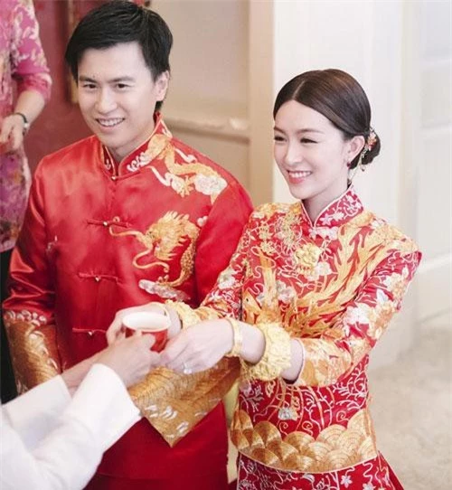 Cô dâu Văn Vịnh San cùng chú rể làm lễ dâng trà cho bố mẹ 2 bên