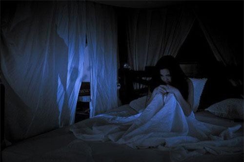 Nửa đêm thấy vợ mất tích, tôi hớt hải đi tìm rồi chết đứng khi thấy em trong bộ dạng nhếch nhác, dơ bẩn bùn đất ở nơi không thể ngờ tới