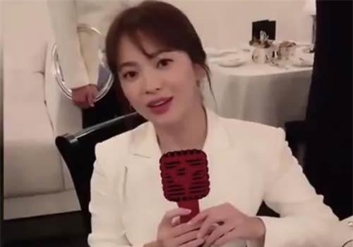 Chán phong cách nổi loạn, Song Hye Kyo lại trở về với style "ngọc nữ" thanh lịch ngày nào