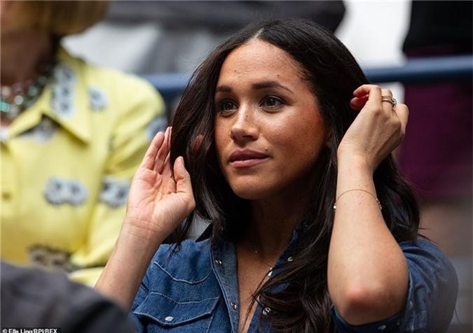 Kho&#x1EA3;nh kh&#x1EAF;c Meghan Markle t&#x1EF1; n&#xF3;i chuy&#x1EC7;n m&#x1ED9;t m&#xEC;nh v&#xEC; b&#x1ECB; ph&#x1EDB;t l&#x1EDD; &#x111;&#x1EBF;n n&#x1ED7;i m&#x1EB7;t bi&#x1EBF;n s&#x1EAF;c tr&#xEA;n kh&#xE1;n &#x111;&#xE0;i &#x1EDF; M&#x1EF9; khi&#x1EBF;n ng&#x1B0;&#x1EDD;i d&#xF9;ng m&#x1EA1;ng h&#x1EA3; h&#xEA;