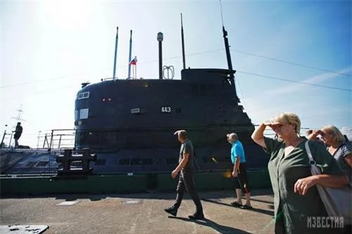 Tạp chí Izvestia mới đây đăng tải bộ ảnh khám phá bên trong tàu ngầm tấn công chạy động cơ điện diesel mang ký hiệu B-413 thuộc đề án 641 (NATO gọi là lớp Foxtrop) đã 50 năm tuổi hiện được neo đậu tại Bảo tàng đại dương thế giới ở tỉnh Kaliningrad. Ảnh: Izvestia