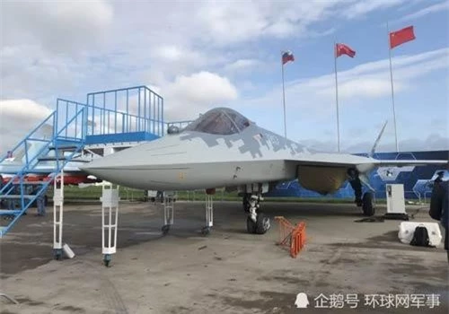 Ngay tại khuôn viên của MAKS-2019, một chiếc tiêm kích Su-57 đã được trưng bày cực kỳ trang trọng. Theo truyền thông địa phương, đây là một chiếc Su-57 đích thực, hoàn toàn có khả năng bay chứ không phải là một phiên bản mô hình. Nguồn ảnh: QQ.